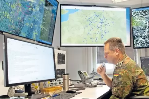 Oberstleutnant Thomas Emig im Jahr 2015 in der Schaltzentrale der Polygone-Station in Bann: Die Anlage dient der Ausbildung von 
