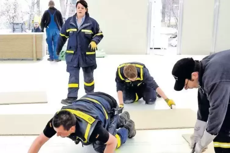 Im März 2016 haben Technisches Hilfswerk und Feuerwehr bei der Ausstattung der Messehallen auf dem Festplatz mit einer Bodenkons