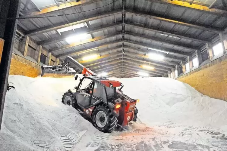 Weißer Berg: 2000 Tonnen Salz lagern in einer Halle am Kaiserwörthdamm.