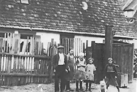 Brunnen in Zeiskam, Pfalzstraße/Ecke Mittelgasse, um 1922. Mit Einführung der Wasserleitung wurden die Brunnen überflüssig und n