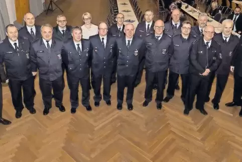 Die Feuerwehrmänner und eine Feuerwehrfrau wurden für langjähriges Engagement bei der Feuer ausgezeichnet.