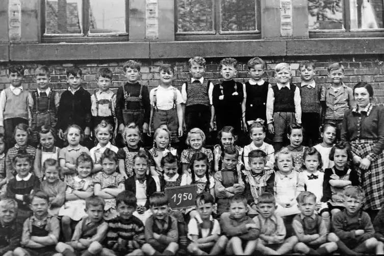 Als Erinnerung an die Zeit in der Volksschule: das Klassenfoto aus dem Jahr 1950.
