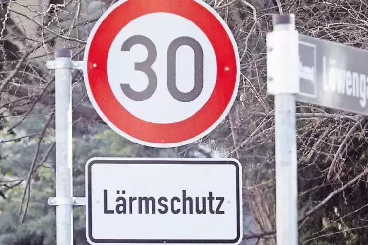 Modellversuch in der Landauer Straße: Ob dort dauerhaft die Geschwindigkeitsreduzierung bleibt, ist derzeit fraglich.