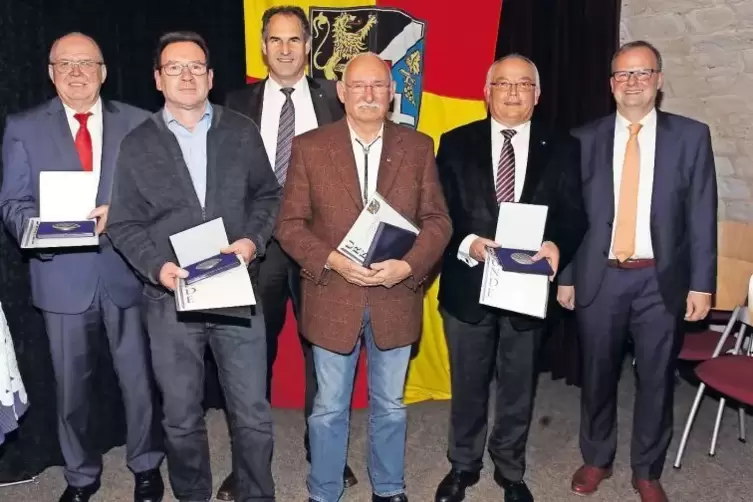 Bernhard Wagner, Achim Renner, Fred Bastian und Wolfgang Faber (von links) wurden für ihr über 40-jähriges Engagement im Vereins