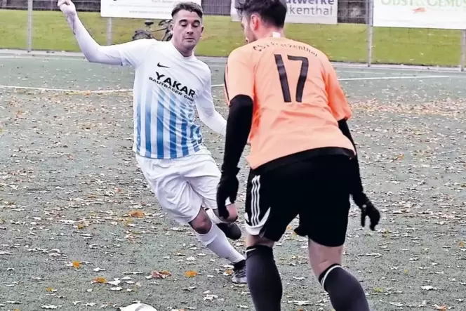 Nur nicht hinterherlaufen: Matteo Randazzo (links) und der VfR Frankenthal wollen morgen gegen den TuS Dirmstein ihrer Favoriten Nur nicht hinterherlaufen: Matteo Randazzo (links) und der VfR Frankenthal wollen morgen gegen den TuS Dirmstein ihrer Favoriten