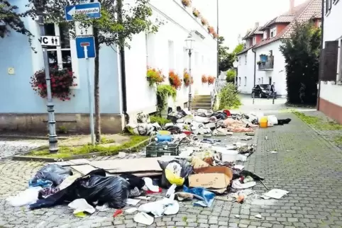 Solche Bilder von Sperrmülltagen gehören der Vergangenheit an. Ab 2018 wird Sperrmüll nur noch individuell auf Antrag bei jedem 