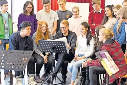 Erzählt den Schülern des Musik-Leistungskurses am Albert-Schweitzer-Gymnasium von seinen musikalischen Erfahrungen: Daniel Huppe