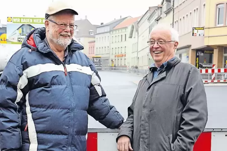 Freuen sich auf den bevorstehenden Abzug der Bagger: Hans Koschinski (links) und Wolfgang Scholz.