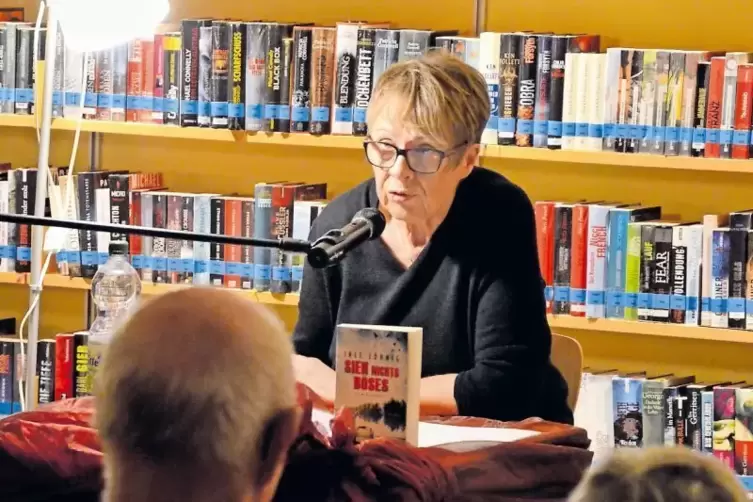 Inge Löhnig liest am Vorlesetag in der Stadtbücherei.