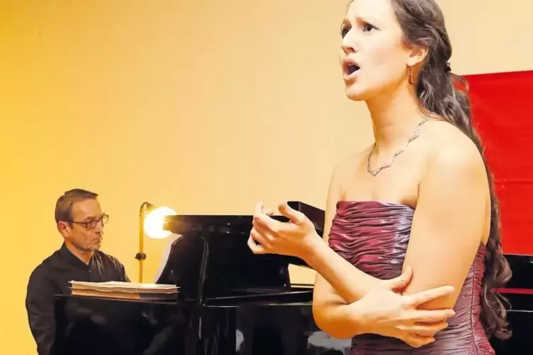 Sehr gefühlvoll: Sopranistin Lena-Maria Kosack sang zur Begleitung von Stefan Merkelbach am Flügel in der Musikschule Leiningerl