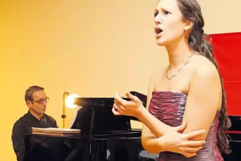 Sehr gefühlvoll: Sopranistin Lena-Maria Kosack sang zur Begleitung von Stefan Merkelbach am Flügel in der Musikschule Leiningerl