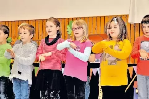 Feierten das Zusammenwachsen der beiden Grundschulorte Kirchheim und Kleinkarlbach: Die Klasse 2a sang beim Fusionsfest das Rap-