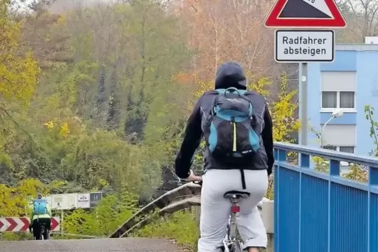 Auf der Nordseite der Rheinbr&uuml;cke sollen die Radfahrer absteigen, weil es auf einer sehr steilen Strecke ums Eck geht.