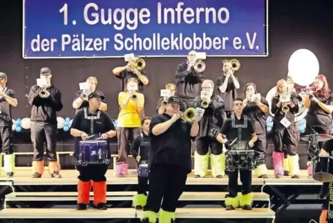 Von weit angereist: die Ruhrpott-Guggis aus Duisburg in der Rhein-Pfalz-Halle in Heiligenstein.