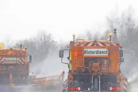 Wer zu nah auf die Streufahrzeuge auffährt, riskiert eine verschmierte Windschutzscheibe.