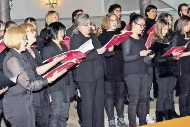 Der Auftritt des Projektchors bildete den Abschluss der Jubiläumskonzerte zum 125-jährigen Bestehen des Protestantischen Kirchen Der Auftritt des Projektchors bildete den Abschluss der Jubiläumskonzerte zum 125-jährigen Bestehen des Protestantischen Kirchen
