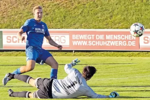 Historie: Beim 3:2-Verbandsliga-Sieg 2015 traf Georg Ester gegen Dudenhofens Torwart Marcel Johann.