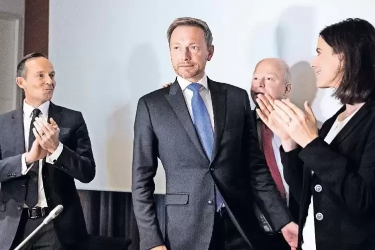 Schuld sind immer die anderen: FDP-Chef Christian Lindner erh&auml;lt demonstrativen Beifall von Volker Wissing (links) und Katja Sud