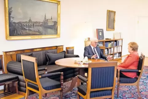 Im Berliner Schloss Bellevue: Kanzlerin Angela Merkel berät mit Bundespräsident Frank-Walter Steinmeier über die Lage nach dem A