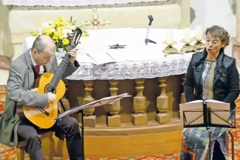 Kraftvolle Gesangsstücke von Sigrun Haaser und zurückhaltende Gitarrensolos von Clemens Rech bestimmten das Konzert.