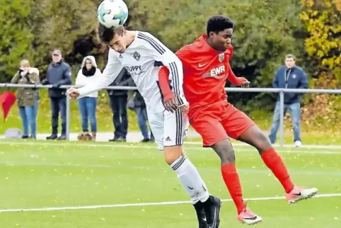Seine Ecke leitete das 1:1 ein: Alexander Zeitz (links), hier beim Kopfballduell mit dem Wormser Aaron Asamoah.