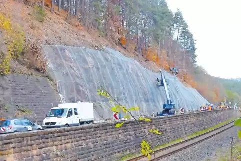 An der Felsnase zwischen Hauenstein und Hinterweidenthal haben Mitarbeiter einer Firma aus dem saarländischen Mandelbachtal auf 
