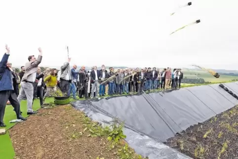 Die Verbandsgemeinde hat zwischen Rieschweiler und Dellfeld Becken, in denen dem Klärschlamm das Wasser entzogen wird. Sie wurde