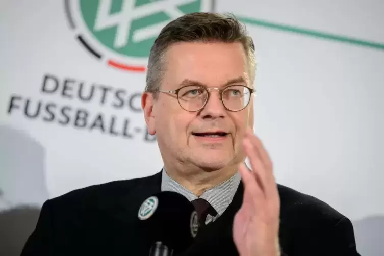 Sieht sich gern als Mann der Basis: DFB-Präsident Reinhard Grindel. In Regionalkonferenzen stimmt er auf den DFB-Bundestag ein. 