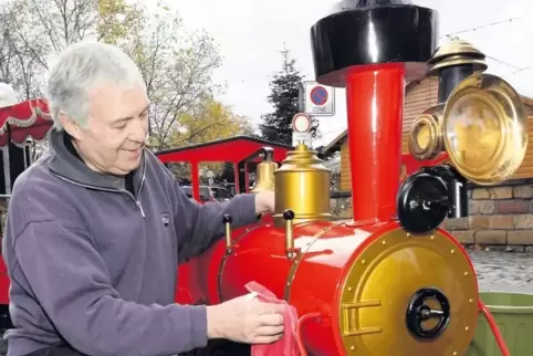 Seit 35 Jahren baut Udo Barth auf dem Deidesheimer Weihnachtsmarkt die kleine Kindereisenbahn vor der Tourist Information auf.