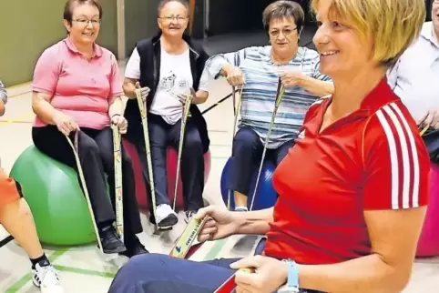 Esther Voigt (vorne) trainiert die Gruppe.
