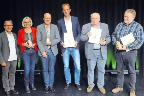 Mäuse haben es ihnen angetan: (Von links) Jamill Sabbagh von der Donnersberger Initiative, Ingrid Lemke von Borg Warner, der Sch