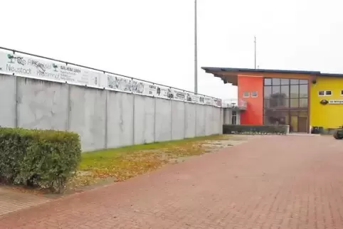 Rund 7500 Euro sollen für Deckenplatten fürs Sportheim ausgegeben werden. Wenn das nicht reicht, könnten an den Wänden noch Tepp