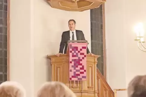 Landrat Dietmar Seefeldt predigt auf der Kanzel.