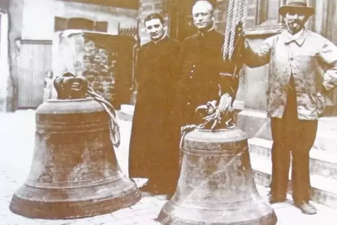 Eingeschmolzen 1917 im Ersten Weltkrieg: die abgenommenen Glocken mit Kaplan Peter Betz, Pfarrer Johannes Stamer und Zimmermeist