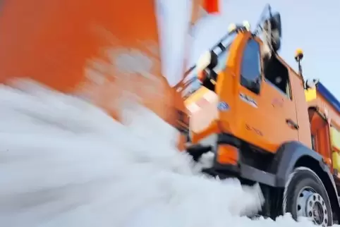 Unterschiede: In manchen Orten befreien Fahrzeuge die Straßen von Eis und Schnee, andernorts kümmert sich der Winterdienst nur u
