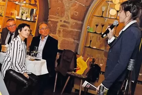 Dem Thema Wahrheit in Wein und Journalismus gingen Katja Klohr (rechts) und Michael Garthe (ganz links) auf den Grund.
