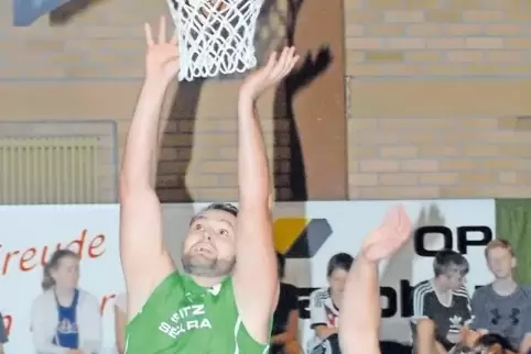 Lukas Ruther (grünes Trikot) zeigte sich wieder in guter Verfassung: der Center war einmal mehr bester TVK-Werfer.