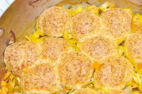 Besonderheit des Partytopfs ist seine Brötchenhaube. Er wird mit Schweinegulasch und viel Gemüse zubereitet.