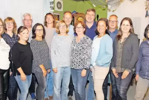 Gruppenbild mit Trainer: Peter Aures (3. v. l. hinten) mit den Läufern bei der Urkundenvergabe in Waldsee.