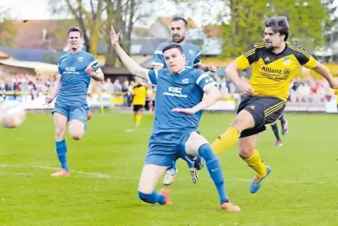 Bisher nur Duelle in Verbandsliga und im Pokal: 2015 war bereits FVD-Akteur Andreas Lange (rechts) dabei.