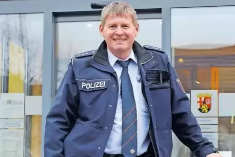 Klaus Geiger vor dem Rathaus in Dudenhofen: Auch wenn er schwerpunktmäßig für die Verbandsgemeinde zuständig ist, erledigt er se