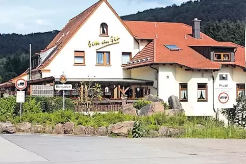 Zwei Ausbauvarianten sehen den Abriss des an der B 10 gelegenen Gasthauses „Frauenstein“ vor.