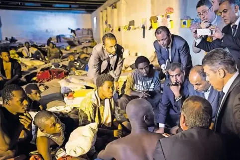 Vor Ort: Sigmar Gabriel (rechts), SPD, Vizekanzler und Bundesaußenminister, besucht im Juni ein Auffanglager für Flüchtlinge in 