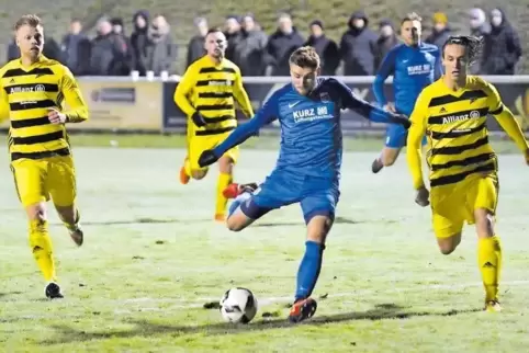 Gleich steht’s 1:1: Eric Veth zieht ab, Dudenhofens Innenverteidiger Kevin Hoffmann (links) und Kevin Schall (rechts) können nur
