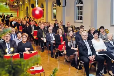 Die Festhalle in Dudenhofen voller Weggefährten: Peter Eberhard (erste Reihe rechts) mit seiner Frau Heike und seiner Mutter.