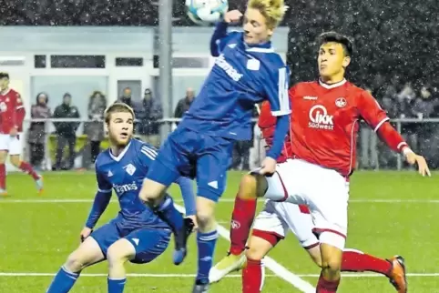 Jonas Vogt (Bildmitte in Blau) vergab die Riesenchance zum 1:0 für den FKP. Links sein Teamkollege Philipp Koch, der später die 