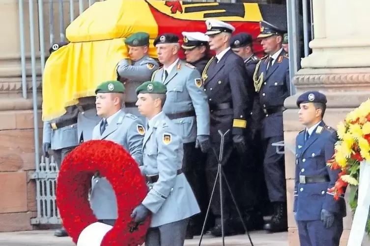 1. Juli 2017: Der Sarg von Helmut Kohl wird aus dem Speyerer Dom zur letzten Ruhestätte gebracht.