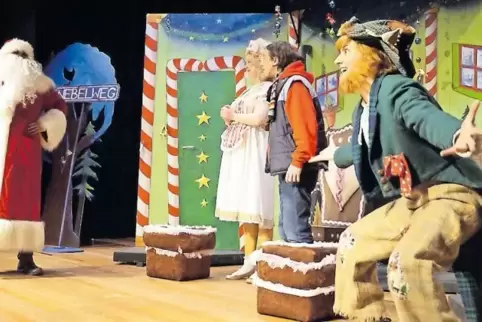 Weihnachten vor Waldemar Wichteltod retten müssen die Protagonisten des Stücks „Als der Weihnachtsmann vom Himmel fiel“.