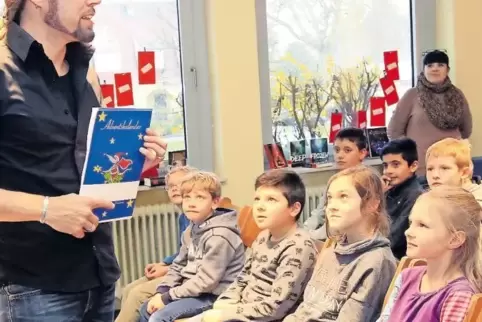 Von Weihnachten und Kobolden hat Autor Jens Schumacher in den Schulkindern in der Gemeindebücherei Limburgerhof erzählt.