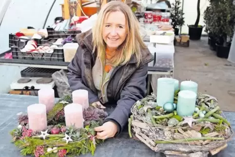 Mit einem Kranz in Altrosa-Tönen, ähnlich dem Linken, hat Ute Kehres den Adventskranzwettbewerb gewonnen. Die rechte Adventsdeko